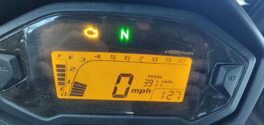 Motor arıza lambası kendi kendine söner mi?