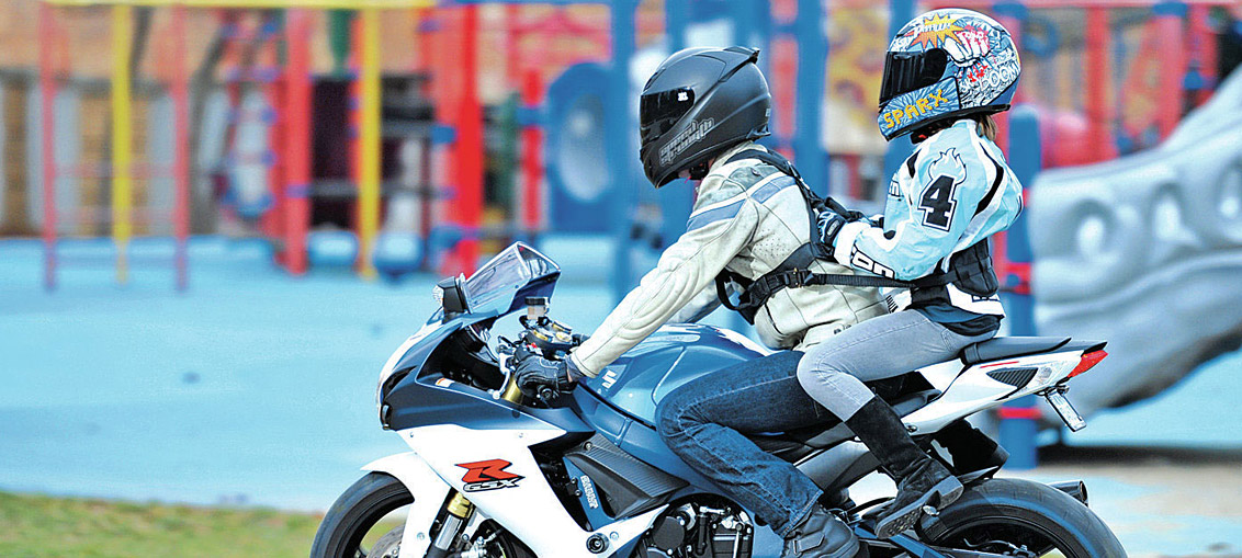 Motosiklette arkada oturan kask takmak zorunda mı?